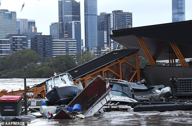 Barcos y otros escombros han llegado a la terminal de ferry de Milton en Brisbane luego de fuertes lluvias e inundaciones generalizadas.