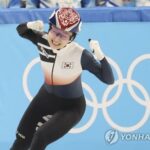 Moon felicita a la atleta de baja estatura Choi por ganar el oro en los 1.500 m femeninos