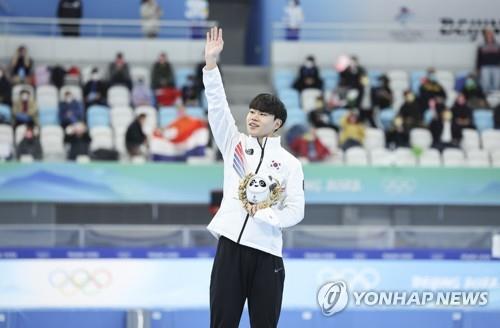 Moon felicita al patinador de velocidad Kim por ganar el bronce masculino de 1.500 m en Beijing
