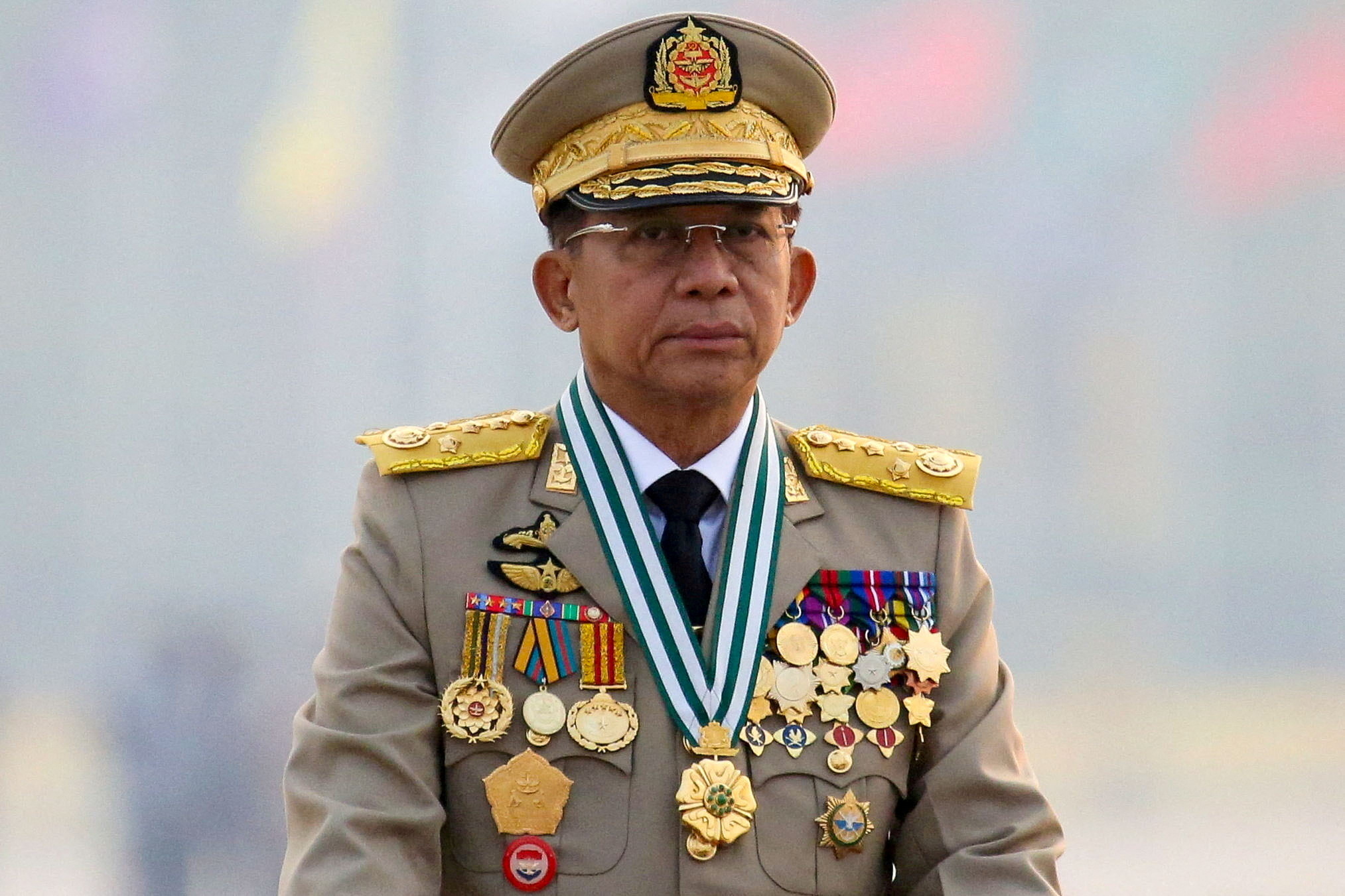 El jefe de la junta de Myanmar, el general en jefe Min Aung Hlaing, quien derrocó al gobierno electo en un golpe de Estado, preside un desfile del ejército en el Día de las Fuerzas Armadas en Naypyitaw, Myanmar, el 27 de marzo de 2021. REUTERS/Stringer 