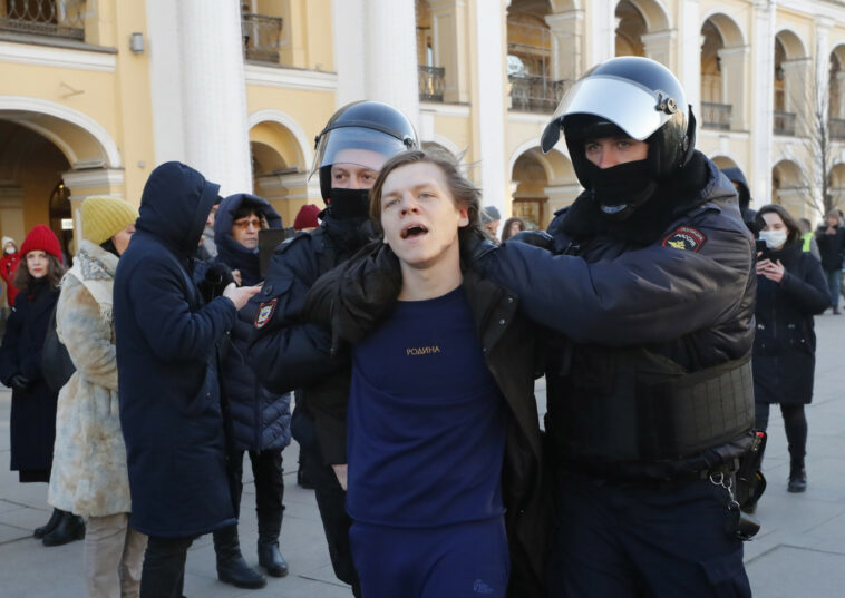 'No a la guerra': miles de detenidos en protestas rusas