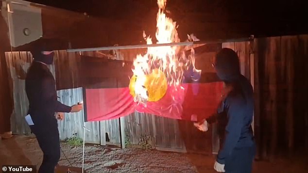 Una pandilla neonazi prendió fuego a una bandera aborigen (en la foto) y amenazó a la senadora australiana Lidia Thorpe.