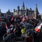 Protesta de camioneros: 2 arrestados, acusados ​​mientras la policía de Ottawa dice que la multitud continúa disminuyendo