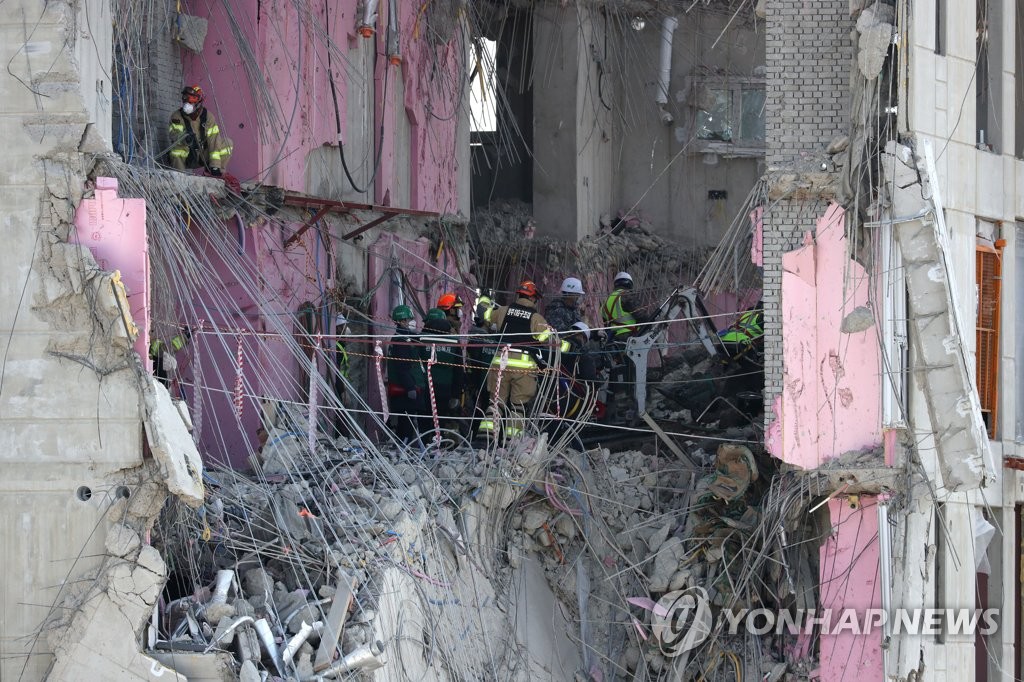 Rescatistas localizan cuerpo de trabajador desaparecido en obra en construcción en Gwangju
