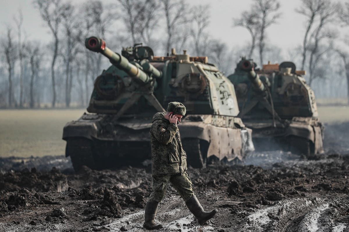 Rusia ha invadido Ucrania con tanques vistos 'rodando', dice Boris Johnson
