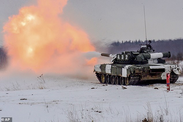 Un tanque ruso participa en simulacros en una fotografía publicada por el Ministerio de Defensa de Rusia.