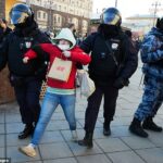 Oficiales de policía detienen a una mujer durante una protesta contra la invasión rusa de Ucrania en la plaza Pushkinskaya el 27 de febrero de 2022 en Moscú, Rusia.
