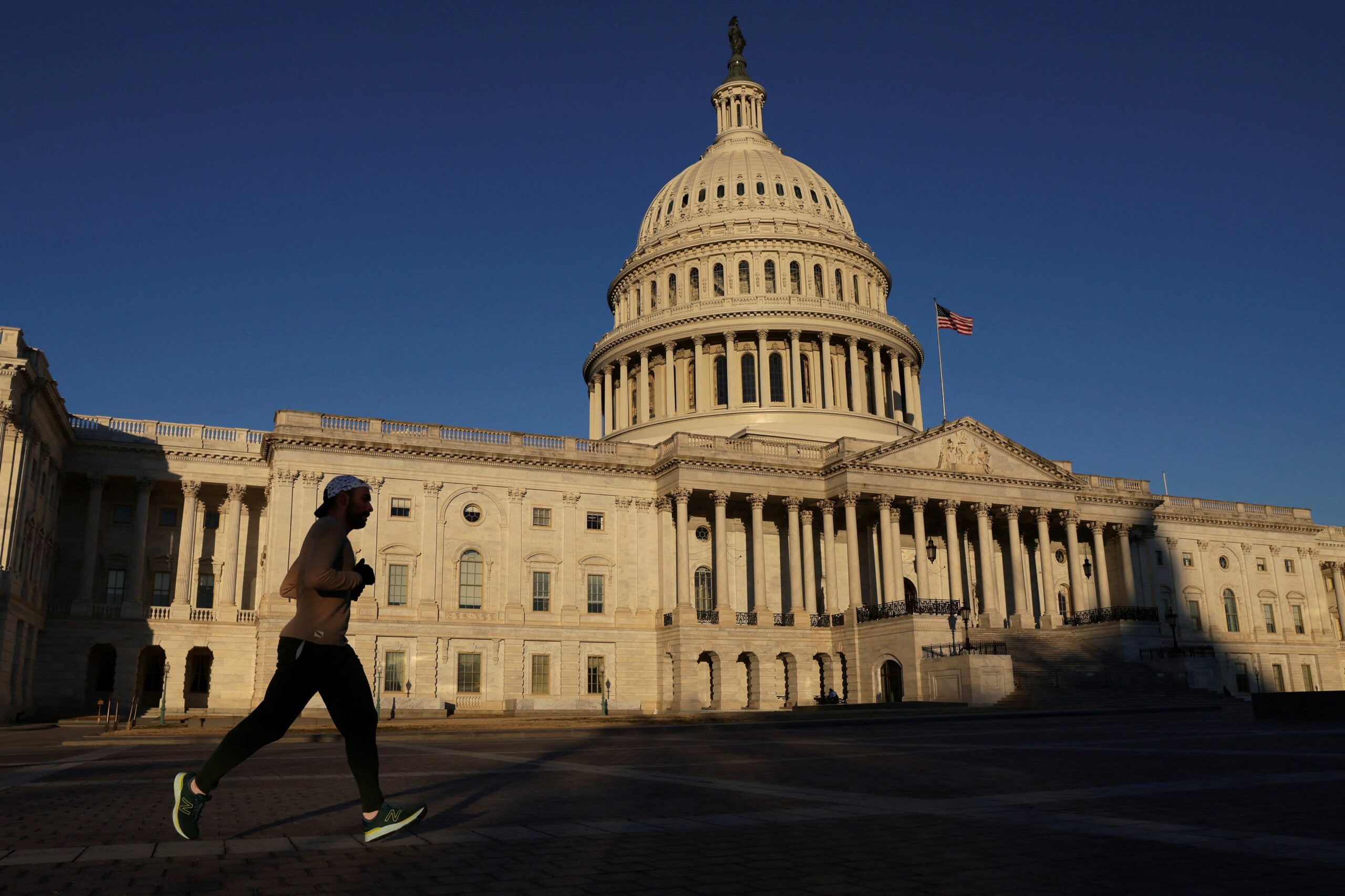 Senado aprueba proyecto de ley para evitar el cierre del gobierno y lo envía a Biden
