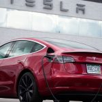 Tesla retira del mercado miles de autos autónomos programados para ejecutar señales de alto
