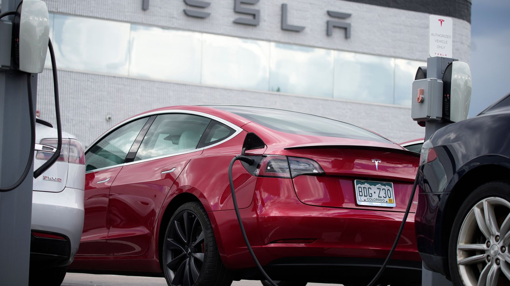 Tesla retira del mercado miles de autos autónomos programados para ejecutar señales de alto