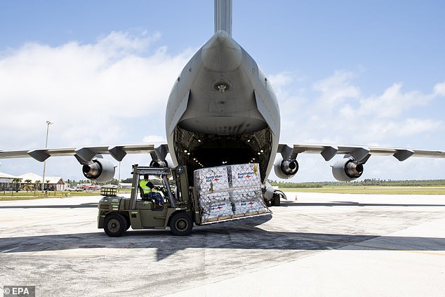 Tonga se ha sumido en el bloqueo debido a un brote de Covid provocado por trabajadores humanitarios.  En la imagen: los suministros humanitarios se descargan en el Aeropuerto Internacional de Fua'amotu, cerca de Nuku'alofa.