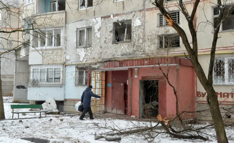 Ucrania reporta decenas de muertos en ataques con cohetes en Kharkiv