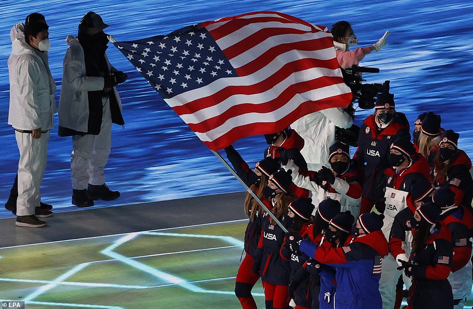 Los abanderados del equipo de EE. UU. durante la ceremonia de apertura de los Juegos Olímpicos de Beijing 2022 en el Estadio Nacional, también conocido como Nido de Pájaro, en Beijing, China.