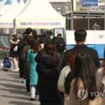 (AMPLIACIÓN) Los nuevos casos diarios de COVID-19 en Corea del Sur superan los 300.000 por segundo día a medida que el omicron se propaga rápidamente