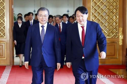 (AMPLIACIÓN) Moon y Yoon celebran su primera reunión desde las elecciones