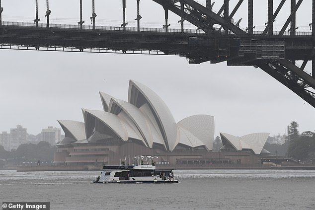 Fuertes lluvias azotan Sydney el martes por la mañana y se espera que las condiciones grises y lúgubres duren durante el fin de semana.