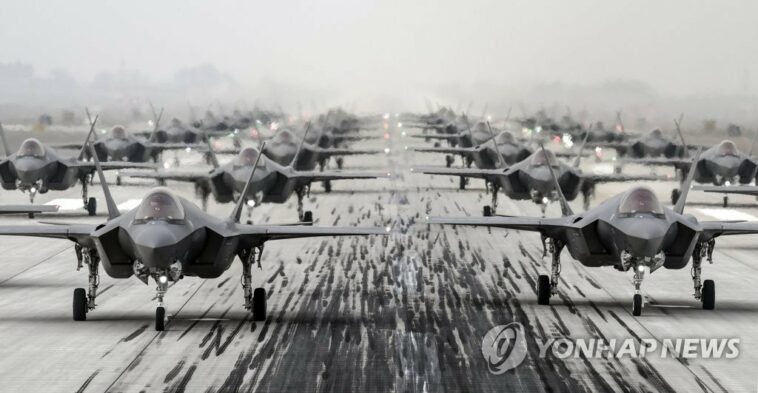 (AMPLIACIÓN) Corea del Sur realiza un entrenamiento inusual con cazas F-35A después del lanzamiento del misil balístico intercontinental NK