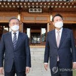 (AMPLIACIÓN) Moon promete cooperar en el presupuesto para la reubicación de la oficina presidencial: asistente de Yoon