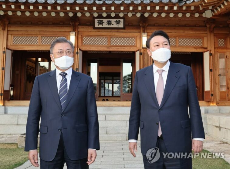 (AMPLIACIÓN) Moon y Yoon celebran su primera reunión desde las elecciones