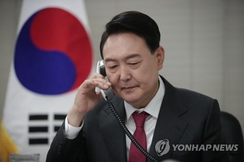 (AMPLIACIÓN) Yoon habla por teléfono con el presidente de Ucrania