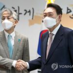 (AMPLIACIÓN) Yoon pide una coordinación más estrecha con EE. UU. y Japón para contrarrestar las amenazas nucleares de Corea del Norte