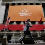 Acciones que hacen los mayores movimientos al mediodía: Alibaba, Apple, Robinhood y más