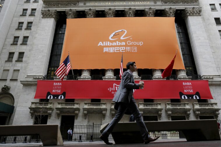 Acciones que hacen los mayores movimientos al mediodía: Alibaba, Apple, Robinhood y más