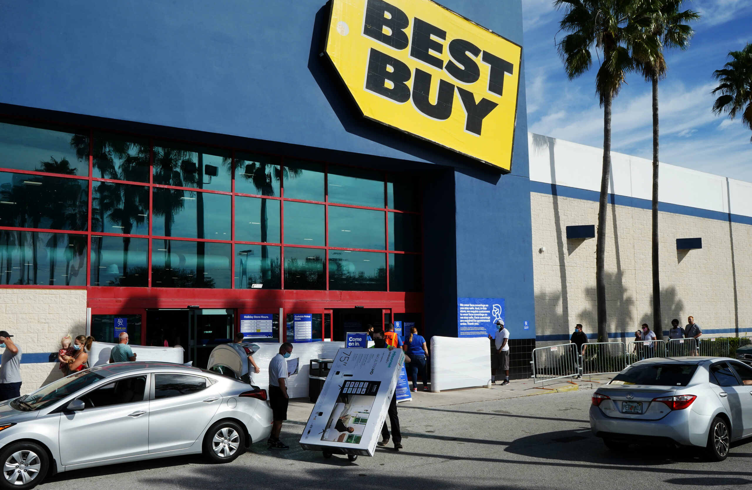 Acciones que realizan los mayores movimientos al mediodía: Best Buy, Kroger, Burlington y más
