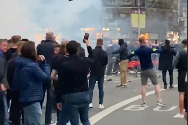 Aficionados del Chelsea FC coreando 'Roman Abramovich' chocan con la policía antidisturbios en Lille antes del partido de la Champions League