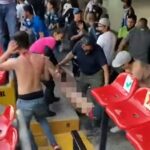 Al menos 22 personas resultaron heridas, incluidas dos de gravedad, el sábado cuando los fanáticos se pelearon durante un partido de fútbol en el centro de México.