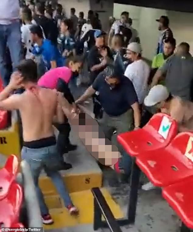 Al menos 22 personas resultaron heridas, incluidas dos de gravedad, el sábado cuando los fanáticos se pelearon durante un partido de fútbol en el centro de México.
