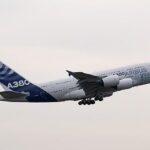 El avión de pasajeros más grande del mundo ha completado un vuelo de tres horas propulsado por aceite de cocina por primera vez.  Un modelo de prueba de un avión 'superjumbo' Airbus A380, que se llenó con 27 toneladas de combustible de aviación sostenible, despegó de Toulouse y aterrizó en Niza la semana pasada.