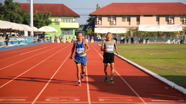 Atleta de edad avanzada rompe récord de 100 metros tailandeses - para centenarios