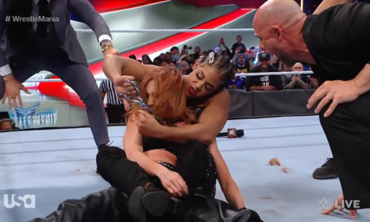 Bianca Belair cortó el cabello de Becky Lynch antes del combate de WWE WrestleMania