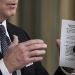 El presidente fue visto el lunes sosteniendo una tarjeta de referencia en su mano izquierda mientras se dirigía a los periodistas.