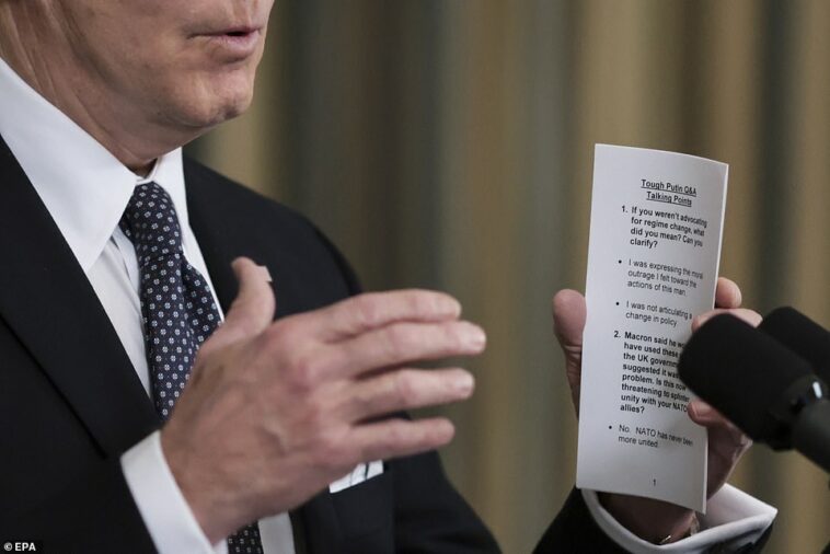 El presidente fue visto el lunes sosteniendo una tarjeta de referencia en su mano izquierda mientras se dirigía a los periodistas.