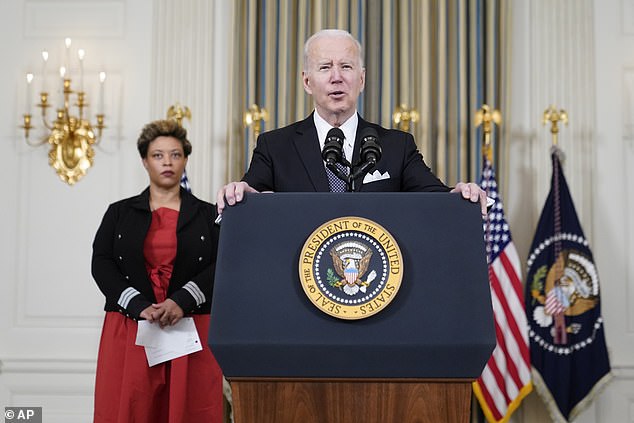 El presidente Joe Biden se negó a retractarse de sus comentarios del sábado sobre no permitir que el presidente Vladimir Putin de Rusia permanezca en el poder, pero enfrentó una avalancha de preguntas de los periodistas.
