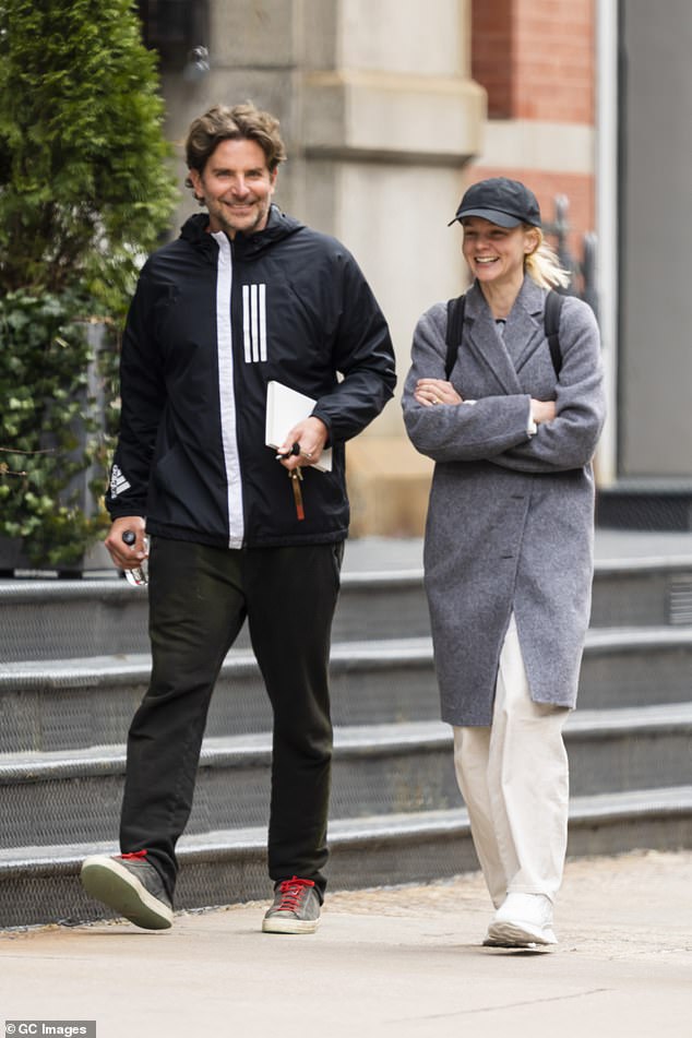 Lo último: Bradley Cooper, de 47 años, y Carey Mulligan, de 36, fueron vistos el miércoles disfrutando de una charla en la ciudad de Nueva York, mientras se preparan para trabajar en su próxima película Maestro, que comenzará a filmarse en mayo.