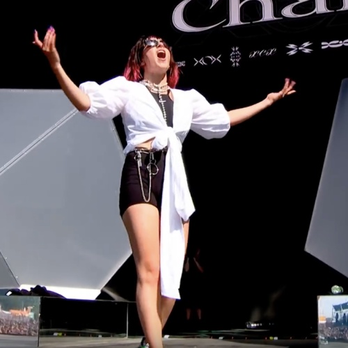 Charli XCX avanza hacia su primer álbum número 1 en el Reino Unido con 'Crash'