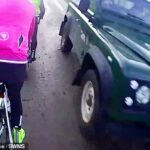 Las imágenes muestran el momento en que el Land Rover Defender de Paul Miley pasó al ciclista en Ashby St Leger en Northamptonshire.