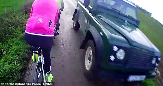 Las imágenes muestran el momento en que el Land Rover Defender de Paul Miley pasó al ciclista en Ashby St Leger en Northamptonshire.
