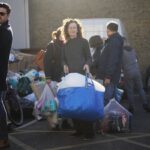 Cientos de londinenses hacen cola alrededor de la cuadra para donar a los refugiados ucranianos en Balham