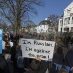 Un total de 43 diplomáticos rusos han sido expulsados ​​hoy de cuatro países europeos diferentes: Irlanda, los Países Bajos, Bélgica y la República Checa.  En la imagen: principalmente ciudadanos rusos participan en una protesta pacífica frente a la embajada rusa para mostrar su apoyo a Ucrania el 5 de marzo de 2022 en La Haya, Países Bajos.