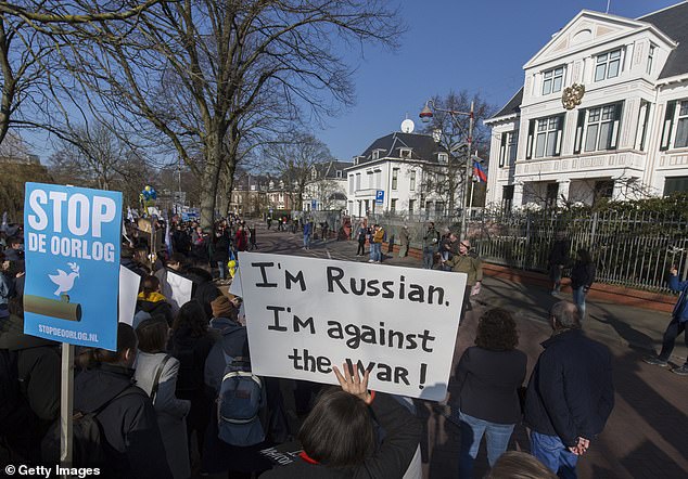 Un total de 43 diplomáticos rusos han sido expulsados ​​hoy de cuatro países europeos diferentes: Irlanda, los Países Bajos, Bélgica y la República Checa.  En la imagen: principalmente ciudadanos rusos participan en una protesta pacífica frente a la embajada rusa para mostrar su apoyo a Ucrania el 5 de marzo de 2022 en La Haya, Países Bajos.