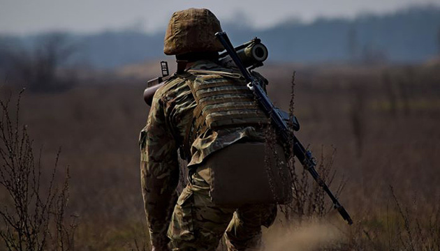 Defensores ucranianos repelen cuatro ataques enemigos en Donetsk, dirección Luhansk