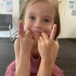 Alivia Connolly, de cuatro años, de Toowoomba, no puede mover los dedos índices y tiene la piel que sangra todas las noches debido a un severo brote de eczema causado por la humedad y el calor de La Niña.
