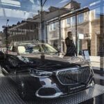 El Mercedes Maybach blindado de £ 550,000 del oligarca ruso Alisher Usmanov es incautado en Cerdeña