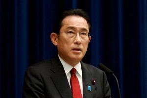 El primer ministro de Japón, Fumio Kishida, habla durante una conferencia de prensa en la residencia oficial del primer ministro el 25 de febrero de 2022, Tokio, Japón.  (Reuters)