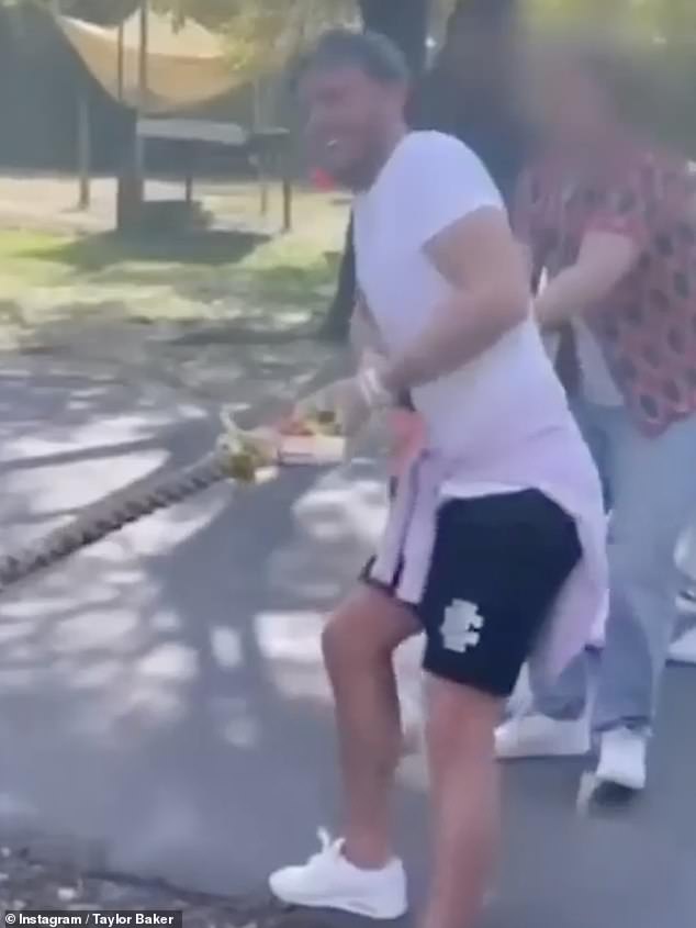 El lateral izquierdo de Chelsea e Inglaterra, Ben Chilwell, recibió críticas de los jefes de derechos de los animales después de participar en un tira y afloja con un tigre en un parque temático en Florida.