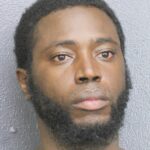 Jamal J. Meyers, de 34 años, está detenido sin derecho a fianza en la cárcel de Fort Lauderdale después de que disparó a cuatro personas, matando a dos, en un autobús público el jueves alrededor de las 3:30 p.m.